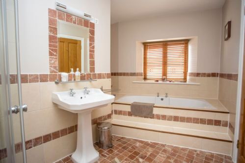 Upstairs bathroom with bath at Decoy Country Cottages