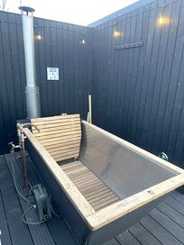 Outdoor Tub at The Wellness Suite at Decoy Country Cottages